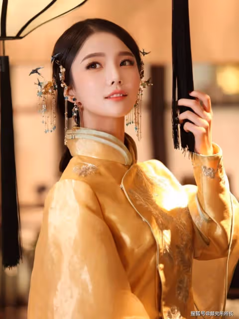 20歲極品尤物的藝術照穿搭:黃韻霓裳 傳統美學與現代風尚的優雅交融