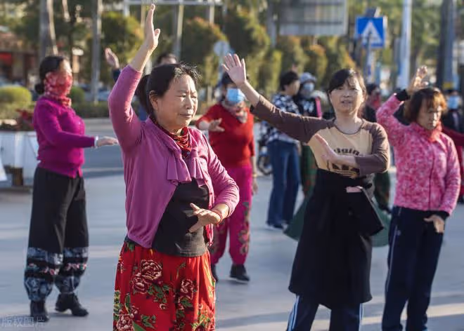 58歲大媽哭訴：交誼舞的水太深了，跳了五個月，就把家庭給跳沒了