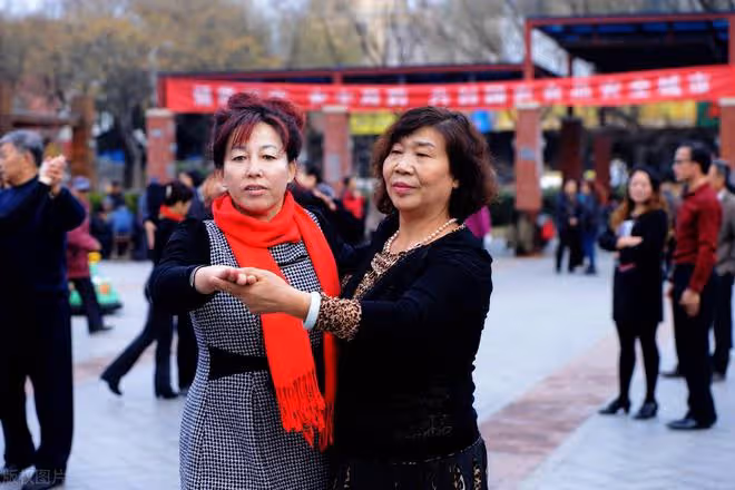 58歲大媽哭訴：交誼舞的水太深了，跳了五個月，就把家庭給跳沒了