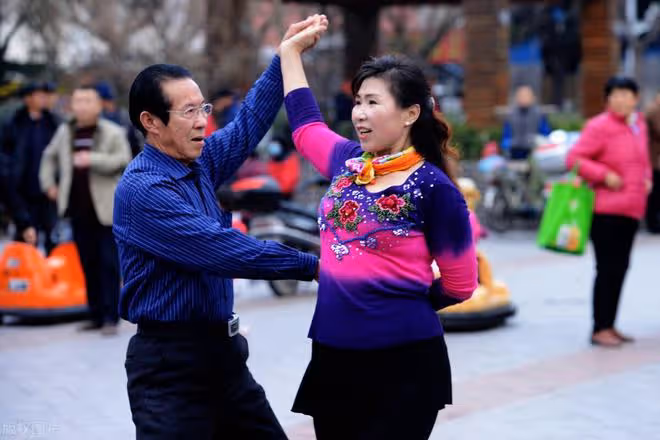 58歲大媽哭訴：交誼舞的水太深了，跳了五個月，就把家庭給跳沒了