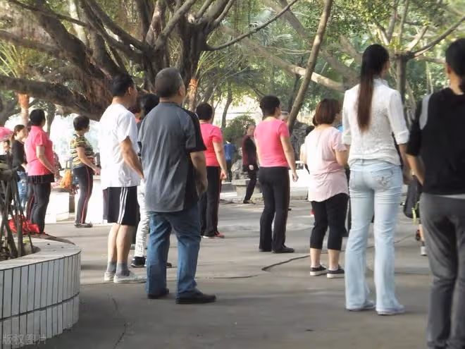 58歲大媽哭訴：交誼舞的水太深了，跳了五個月，就把家庭給跳沒了