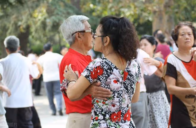 58歲大媽哭訴：交誼舞的水太深了，跳了五個月，就把家庭給跳沒了