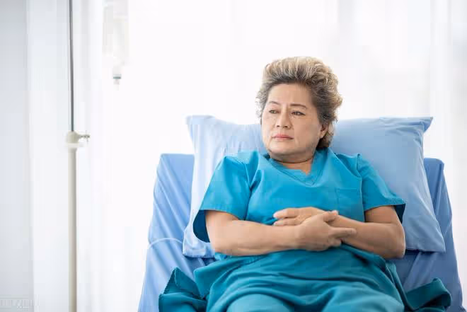 68歲阿姨患病住院,嫌子女狠心從未看望,女婿:家都要被你拆散了