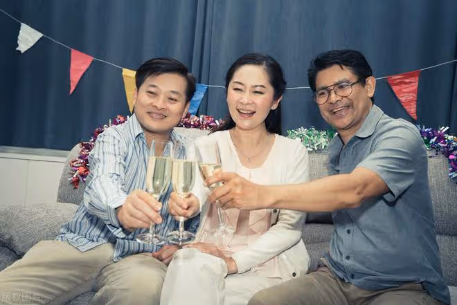 68歲阿姨患病住院,嫌子女狠心從未看望,女婿:家都要被你拆散了