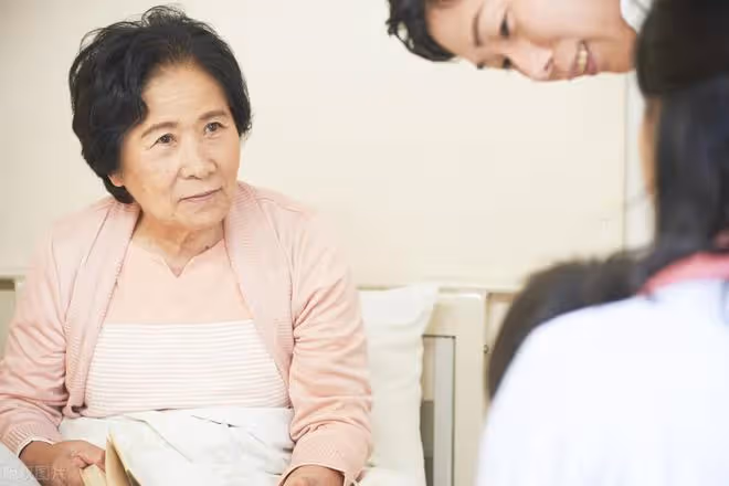 68歲阿姨患病住院,嫌子女狠心從未看望,女婿:家都要被你拆散了
