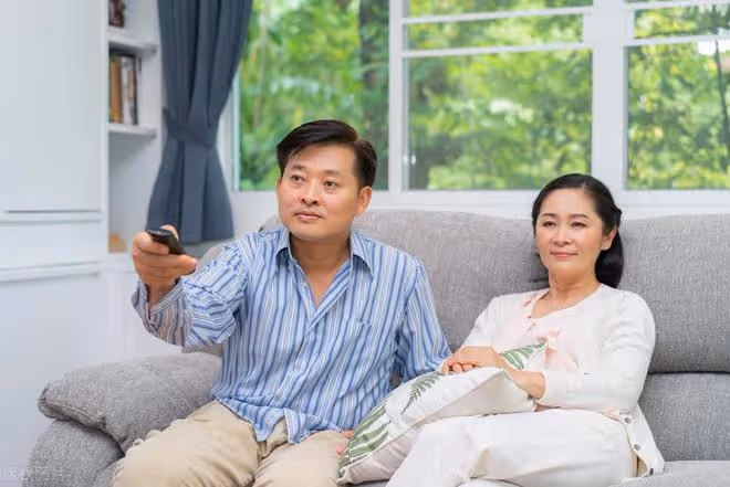 七旬老人到女兒家養老,女婿提四個要求,大爺怒斥:那我還是走吧