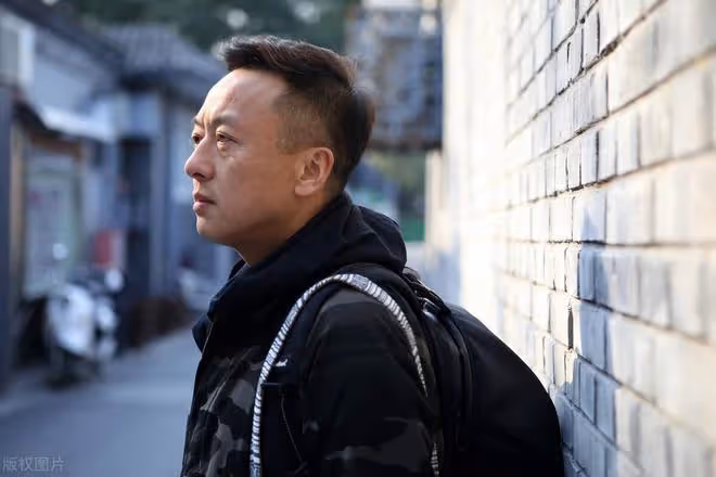 老人嫌子女不給其養老而號啕大哭,兒子:都是你自找的,怨得了誰