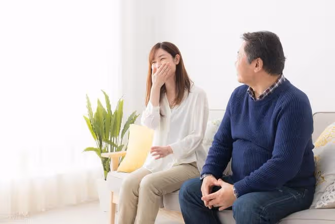 老人嫌子女不給其養老而號啕大哭，兒子：都是你自找的，怨得了誰