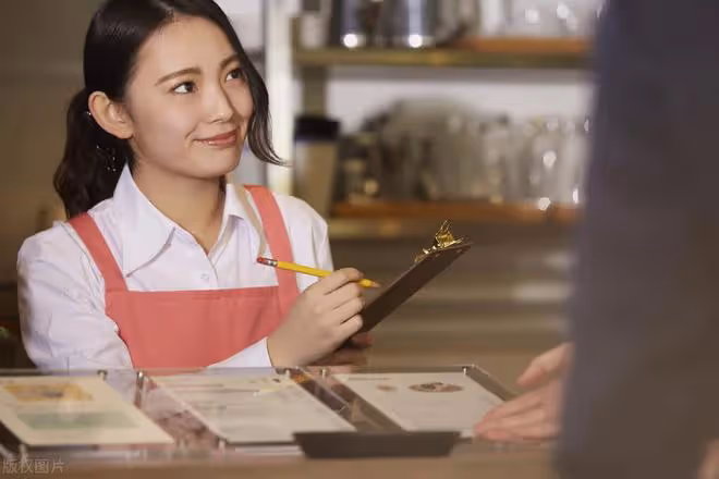 老人嫌子女不給其養老而號啕大哭,兒子:都是你自找的,怨得了誰