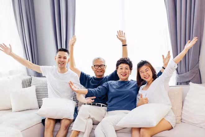 老人嫌子女不給其養老而號啕大哭,兒子:都是你自找的,怨得了誰