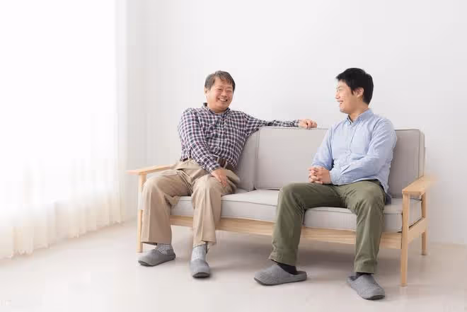 老人嫌子女不給其養老而號啕大哭,兒子:都是你自找的,怨得了誰