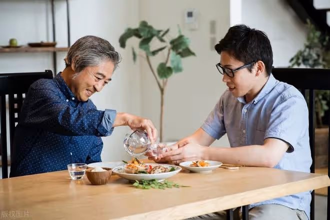 老人嫌子女不給其養老而號啕大哭,兒子:都是你自找的,怨得了誰