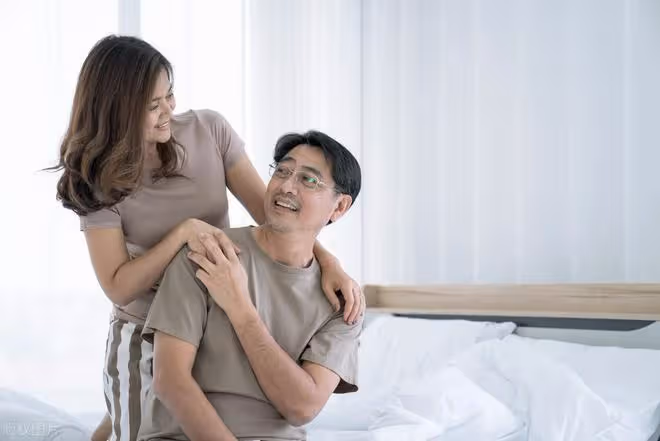 69歲大爺哭訴:每月6000退休金是不少,可我卻想快點離開這個世界
