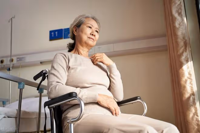 69歲大爺哭訴:每月6000退休金是不少,可我卻想快點離開這個世界