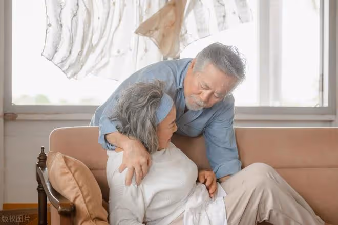 69歲大爺哭訴:每月6000退休金是不少,可我卻想快點離開這個世界