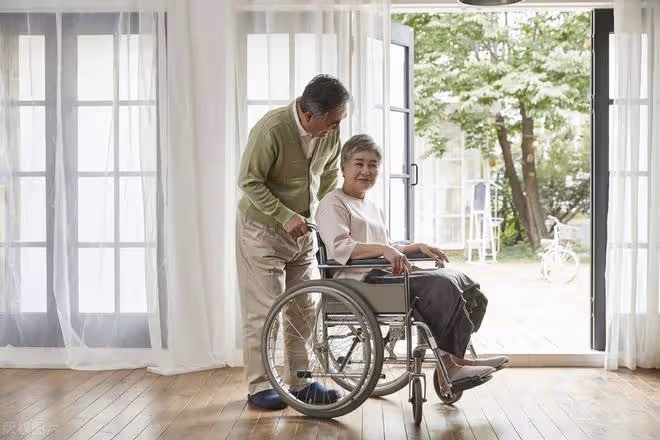 69歲大爺哭訴:每月6000退休金是不少,可我卻想快點離開這個世界