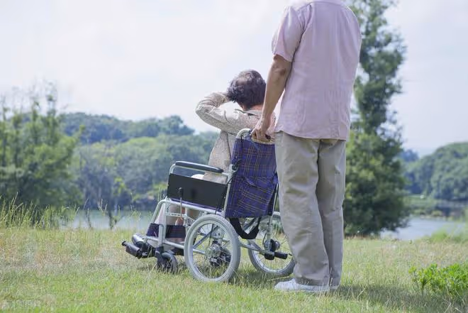 69歲大爺哭訴:每月6000退休金是不少,可我卻想快點離開這個世界