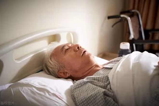 69歲大爺哭訴:每月6000退休金是不少,可我卻想快點離開這個世界