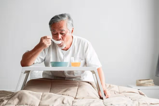 69歲大爺哭訴:每月6000退休金是不少,可我卻想快點離開這個世界