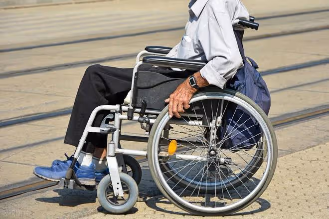 69歲大爺哭訴：每月6000退休金是不少，可我卻想快點離開這個世界