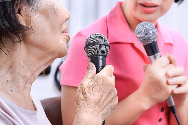 64歲大爺想和58歲大媽搭夥,大媽:答應我4個要求就行,否則免談