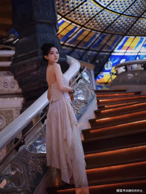 20歲極品尤物少女的時尚穿搭:純凈白與柔粉間的優雅韻律