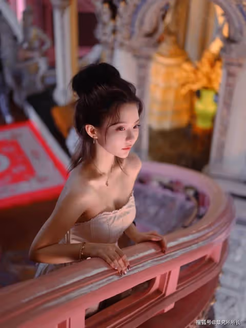 20歲極品尤物少女的時尚穿搭:純凈白與柔粉間的優雅韻律