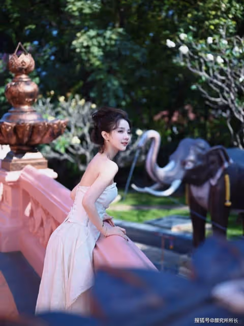 20歲極品尤物少女的時尚穿搭:純凈白與柔粉間的優雅韻律