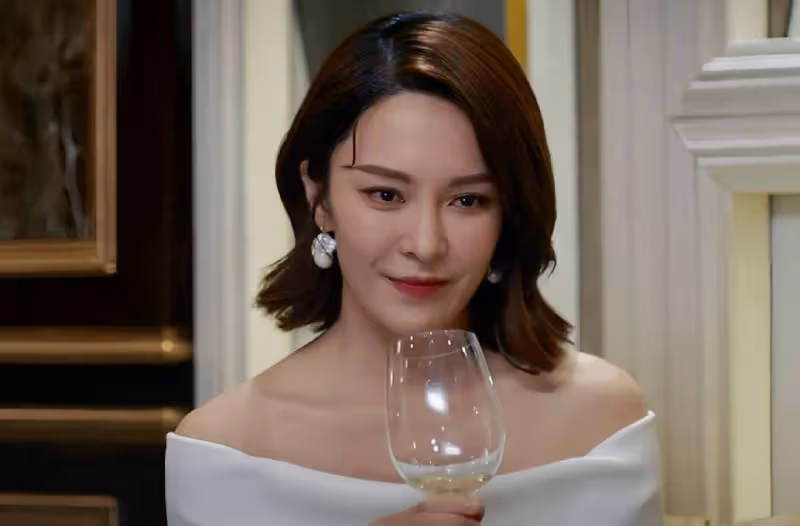 TVB女星張曦雯新劇S形身材搶鏡,遭男拍檔狼吻香肩,演心機女獲贊