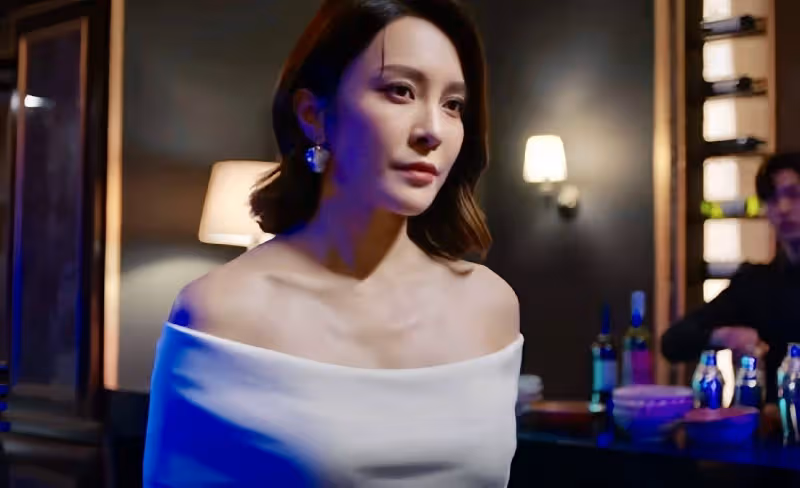 TVB女星張曦雯新劇S形身材搶鏡,遭男拍檔狼吻香肩,演心機女獲贊