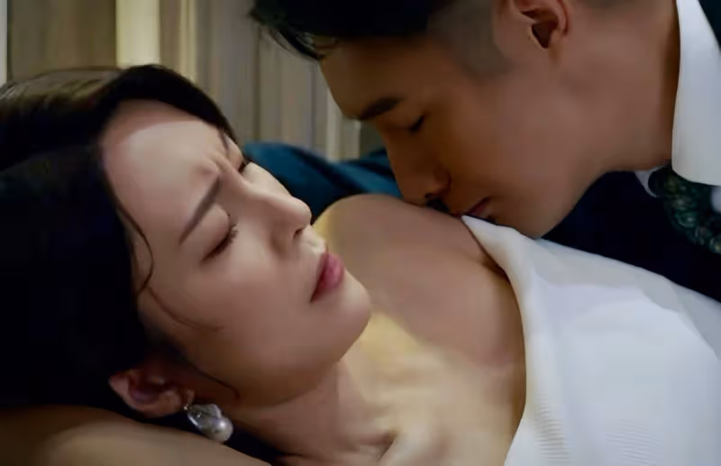 TVB女星張曦雯新劇S形身材搶鏡,遭男拍檔狼吻香肩,演心機女獲贊