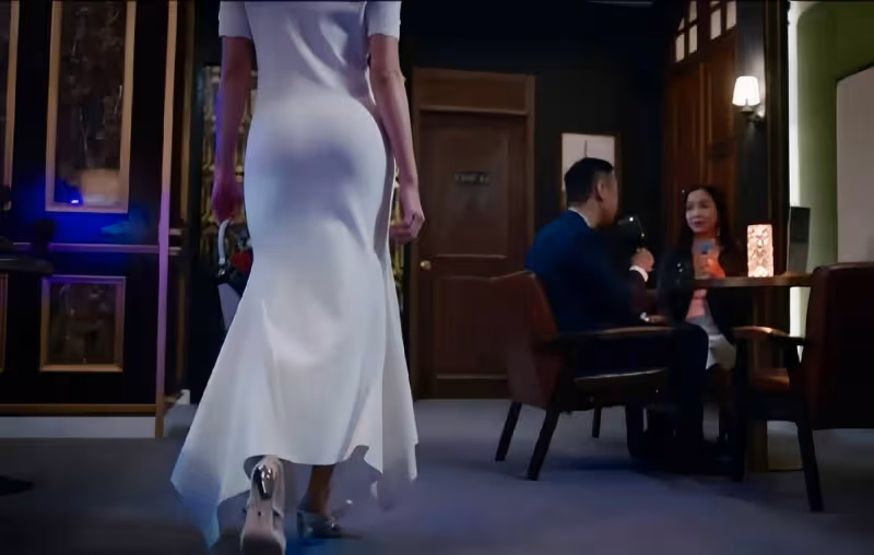 TVB女星張曦雯新劇S形身材搶鏡,遭男拍檔狼吻香肩,演心機女獲贊