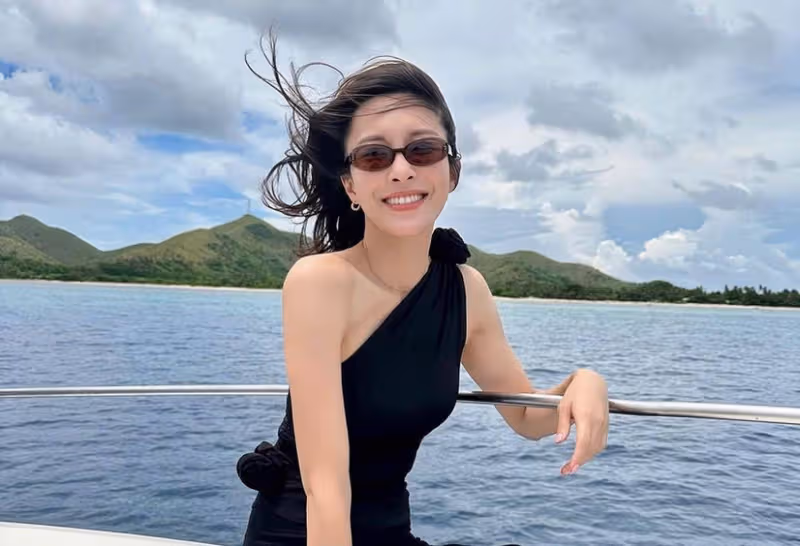 TVB女星張曦雯新劇S形身材搶鏡,遭男拍檔狼吻香肩,演心機女獲贊