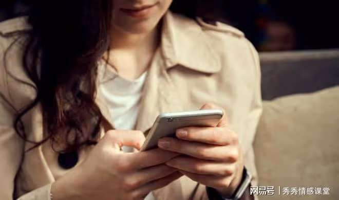 下大雨了,給丈夫打20個電話不接,妻子冷笑:離開你,我過得更好