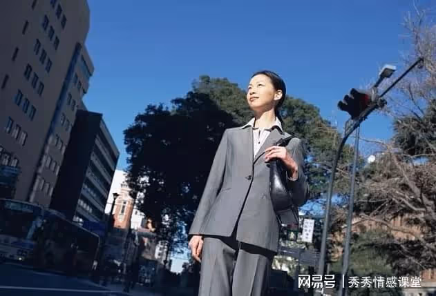 下大雨了,給丈夫打20個電話不接,妻子冷笑:離開你,我過得更好