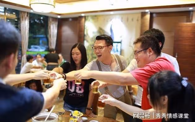 初中同學聚會,當年霸凌我的死對頭低聲下氣對我說:老同學幫幫忙