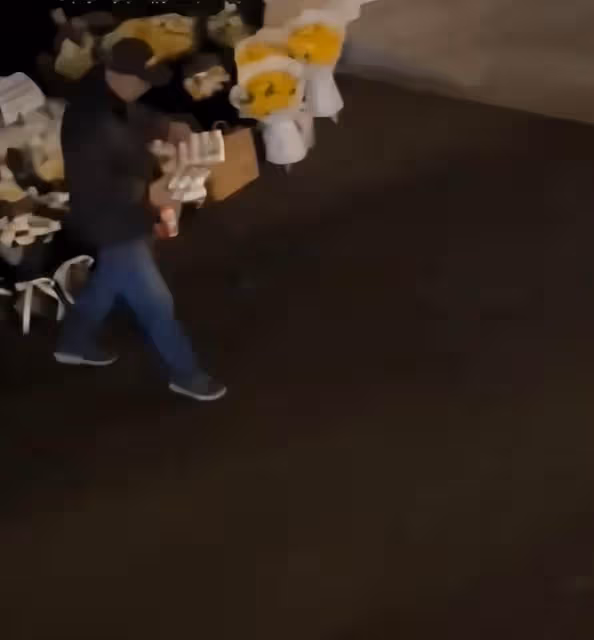 群眾送別宗慶後的飲料，被一男子偷偷拿走，一位網友評價一針見血