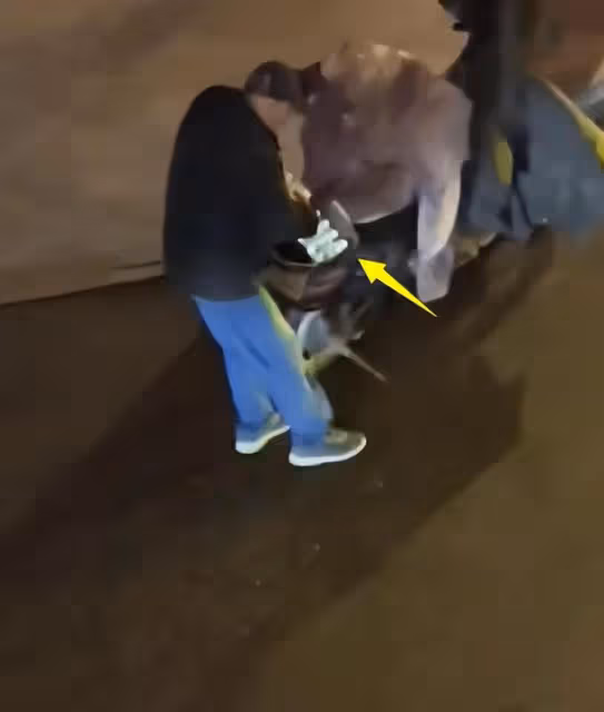 群眾送別宗慶後的飲料，被一男子偷偷拿走，一位網友評價一針見血