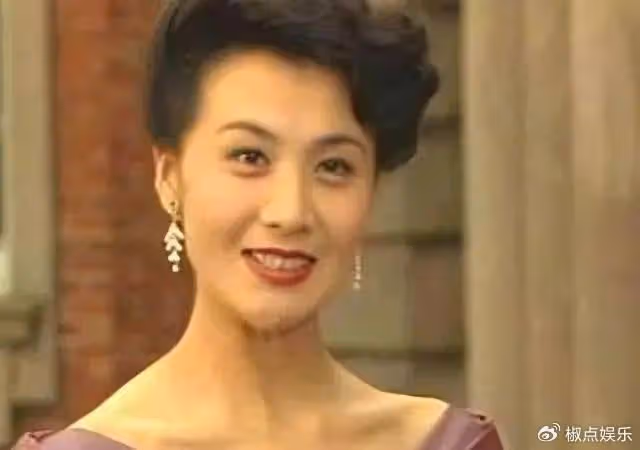 和「康熙」上演一段父女戀，為腹中孩子拒絕治癌，在41歲驟然離世