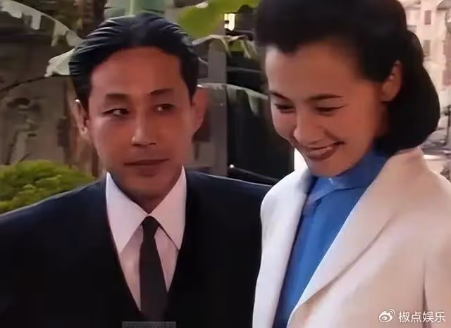 和「康熙」上演一段父女戀，為腹中孩子拒絕治癌，在41歲驟然離世
