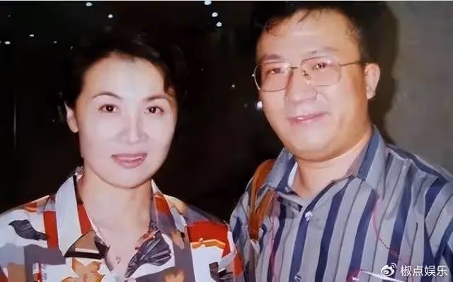 和「康熙」上演一段父女戀，為腹中孩子拒絕治癌，在41歲驟然離世