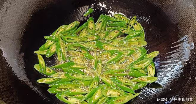 肉片怎麼炒好吃又嫩？訣竅全部教給你，蒜香濃郁，爽口入味