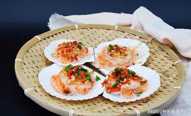 蒜蓉粉絲蒸扇貝，口感鮮嫩，香氣四溢，帶來海鮮的美味盛宴