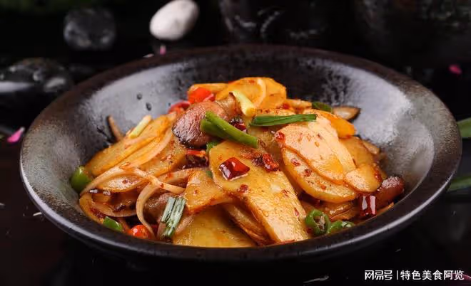 麻辣干鍋土豆片，香辣口感帶你領略四川美食之旅