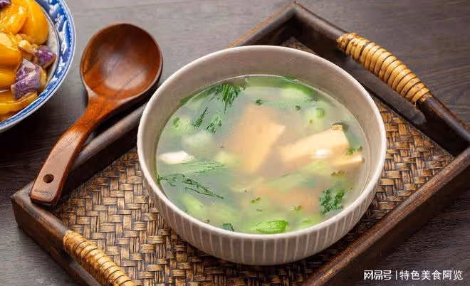 清新爽口，薺菜蝦仁豆腐湯，為你帶來滿滿幸福感！