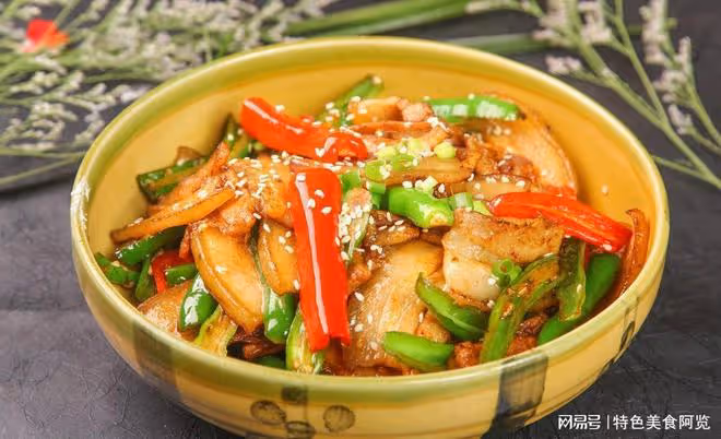 口感嫩滑的素炒青椒土豆片，帶你領略素食的美味世界！