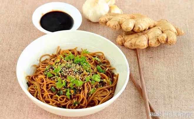 口感香醇，回味無窮的經典醬油麵，讓你仿佛置身於獨特的美食世界