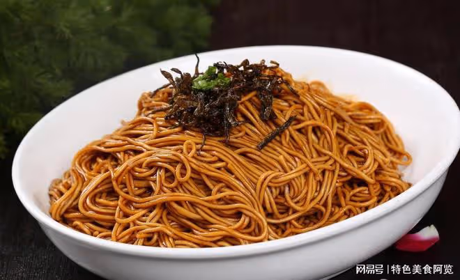口感香醇，回味無窮的經典醬油麵，讓你仿佛置身於獨特的美食世界