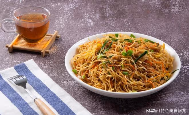 口感香醇，回味無窮的經典醬油麵，讓你仿佛置身於獨特的美食世界
