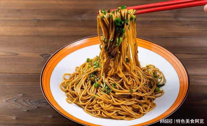 口感香醇，回味無窮的經典醬油麵，讓你仿佛置身於獨特的美食世界